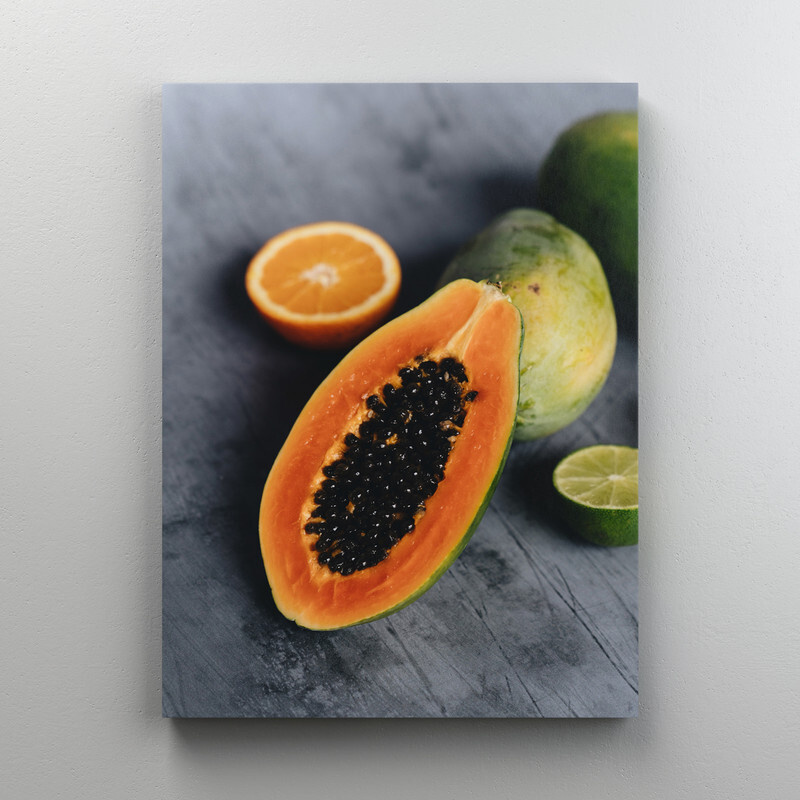Интерьерная картина на холсте "Сочная папайя в разрезе с лаймом и апельсином" на подрамнике 45x60 см #1