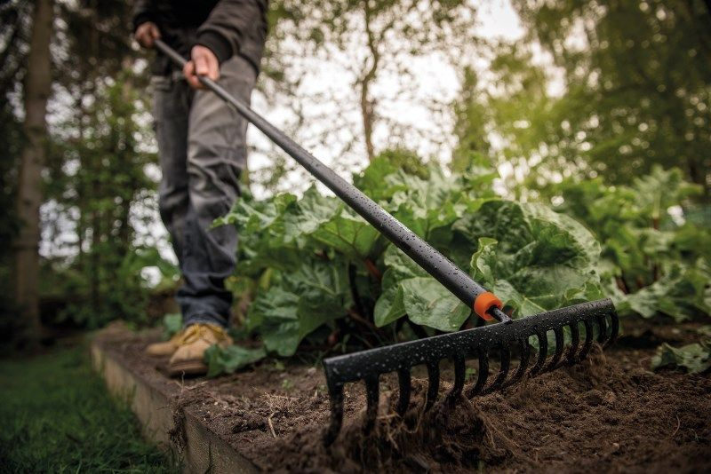 Многофункциональные садовые грабли для листьев и травы FISKARS Solid 135715 (1016036)  #1