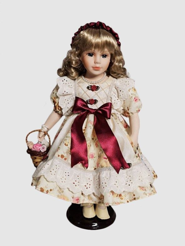 Кукла фарфоровая 16' на подставке #1