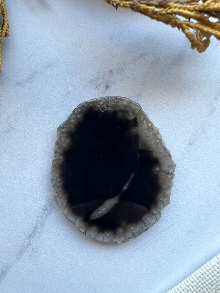 Малый округлый срез черного тонированного агата с отверстием, 62х53х4 мм., 28 гр.  #1