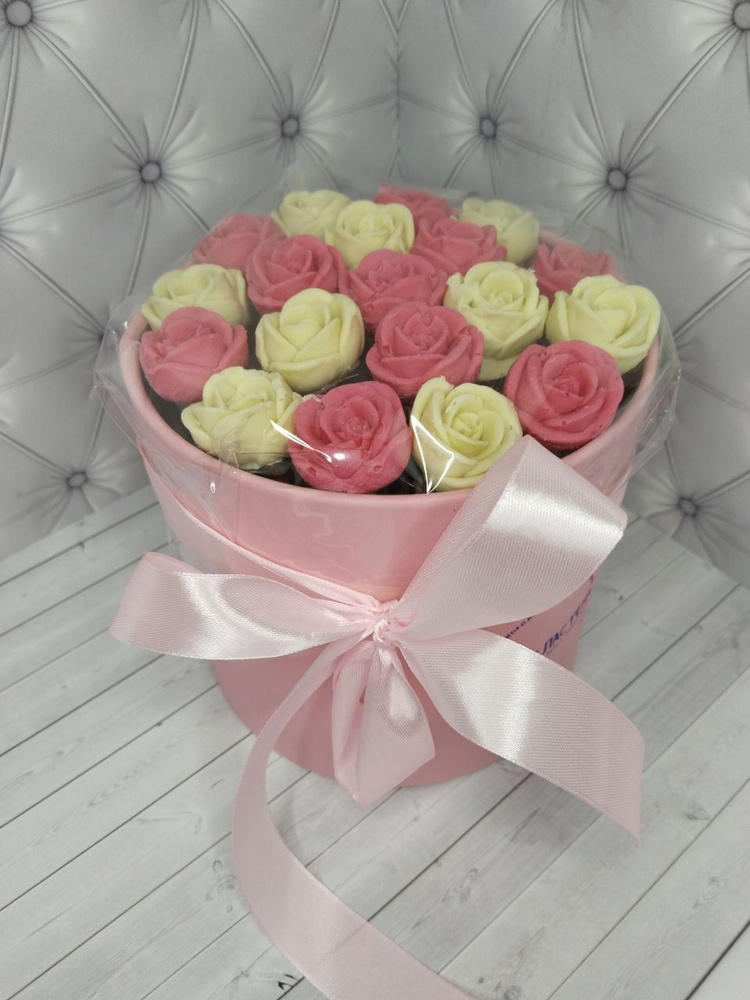 Букет из 19 шоколадных роз в шляпной коробке .Белые , розовые розы  #1