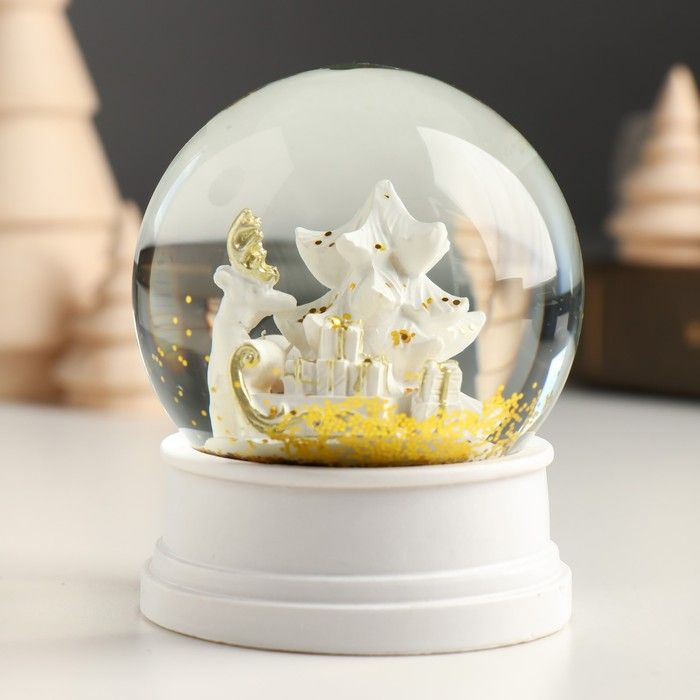 Стеклянный новогодний снежный шар "Заснеженная ёлочка с подарками" белый 6,5х6,5х8 см  #1