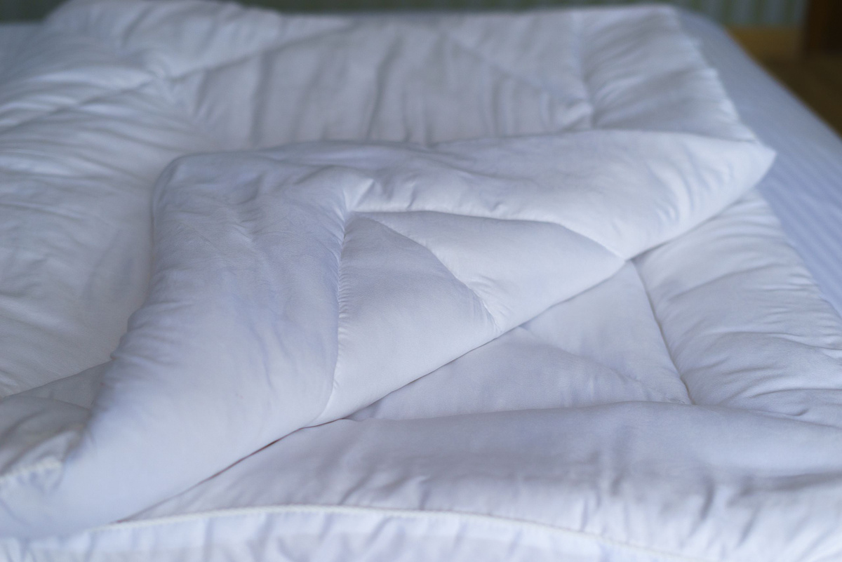 Благодаря мягкому и гипоаллергенному материалу одеяло имеет уникальное свойство принимать желаемую удобную форму для вашего комфорта. Гипоаллергенное одеяло имеет антибактериальный эффект и не имеет посторонних запахов.