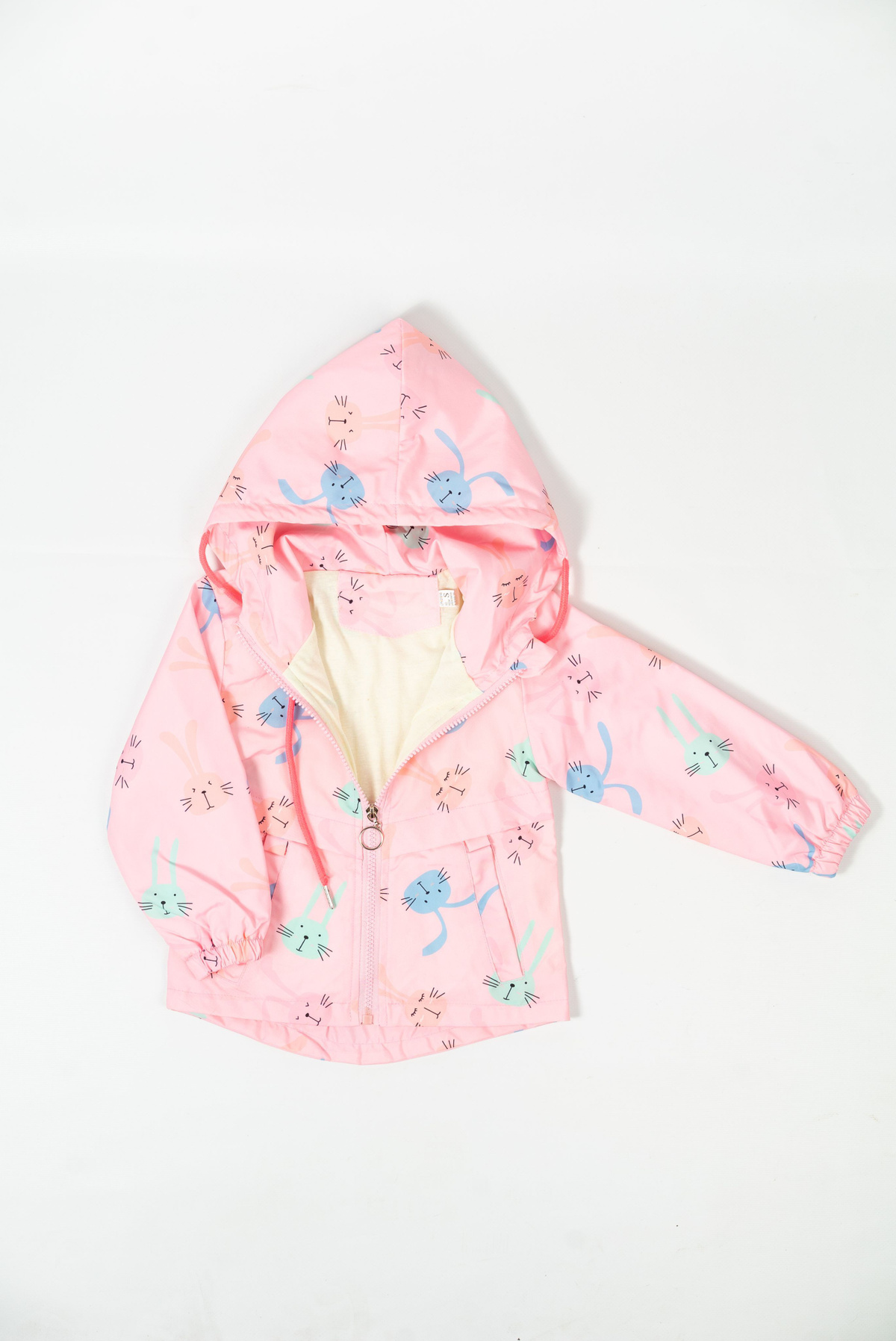 Ветровка детская для девочки розовая с рисунком на подкладке хлопок с капюшоном. Застежка молния, резинка на рукавах.