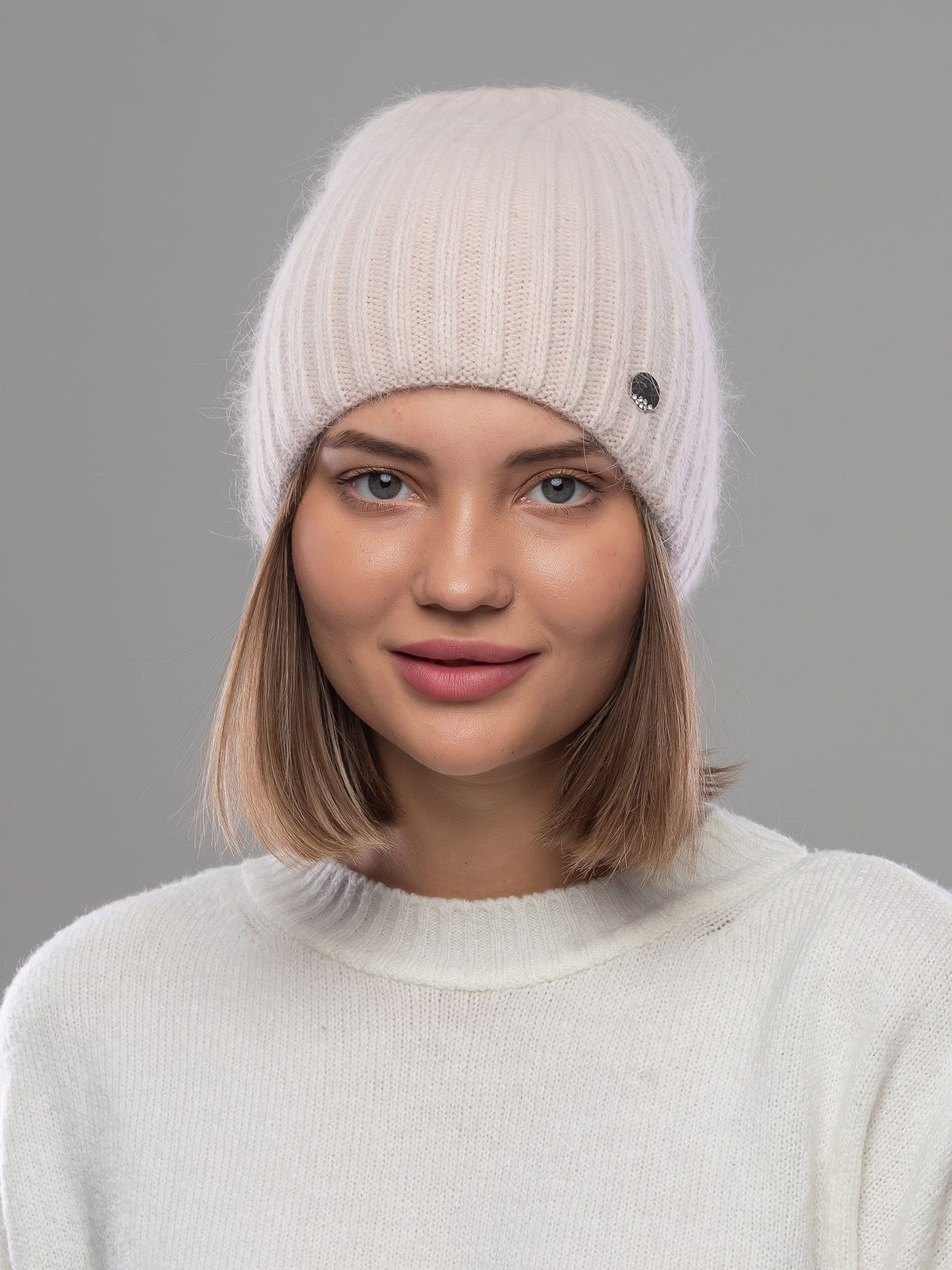 Теплая зимняя шапка из нежнейшей ангоры станет неотъемлемой частью вашего гардероба в холодное время года. Ее без отворотный дизайн делает ее идеальной для любого стиля и образа, добавляя утонченности вашему внешнему виду.