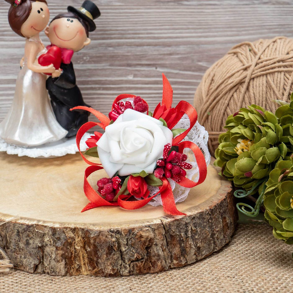 Яркий браслет для невесты или свидетельницы на свадьбу "Красные ягоды" с белой латексной розой, на белой #1