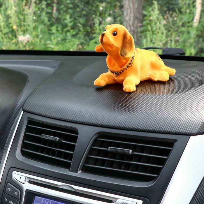 Собака на панель авто, качающая головой, большая, коричневый окрас  #1
