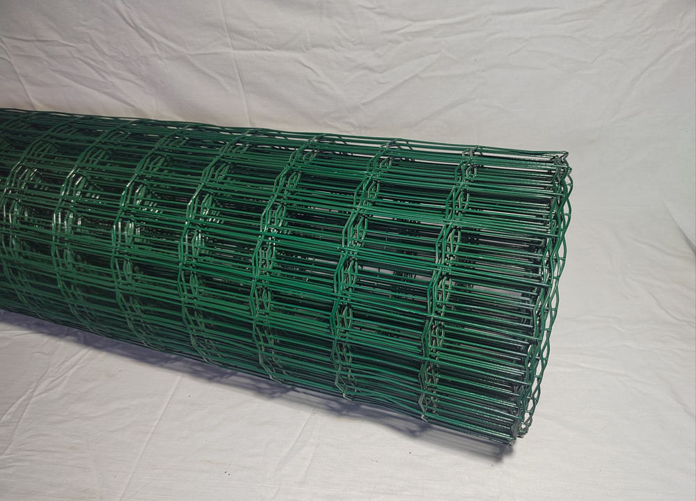 Сетка сварная 50х100х2.4 мм., рулон 1.5х20 м. в ПВХ покрытии зелёного цвета для ограждений  #1