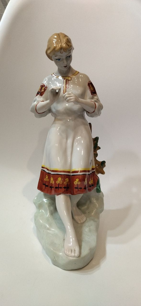 Фарфоровая статуэтка "Гадание на ромашке" (Девушка у плетня).  #1