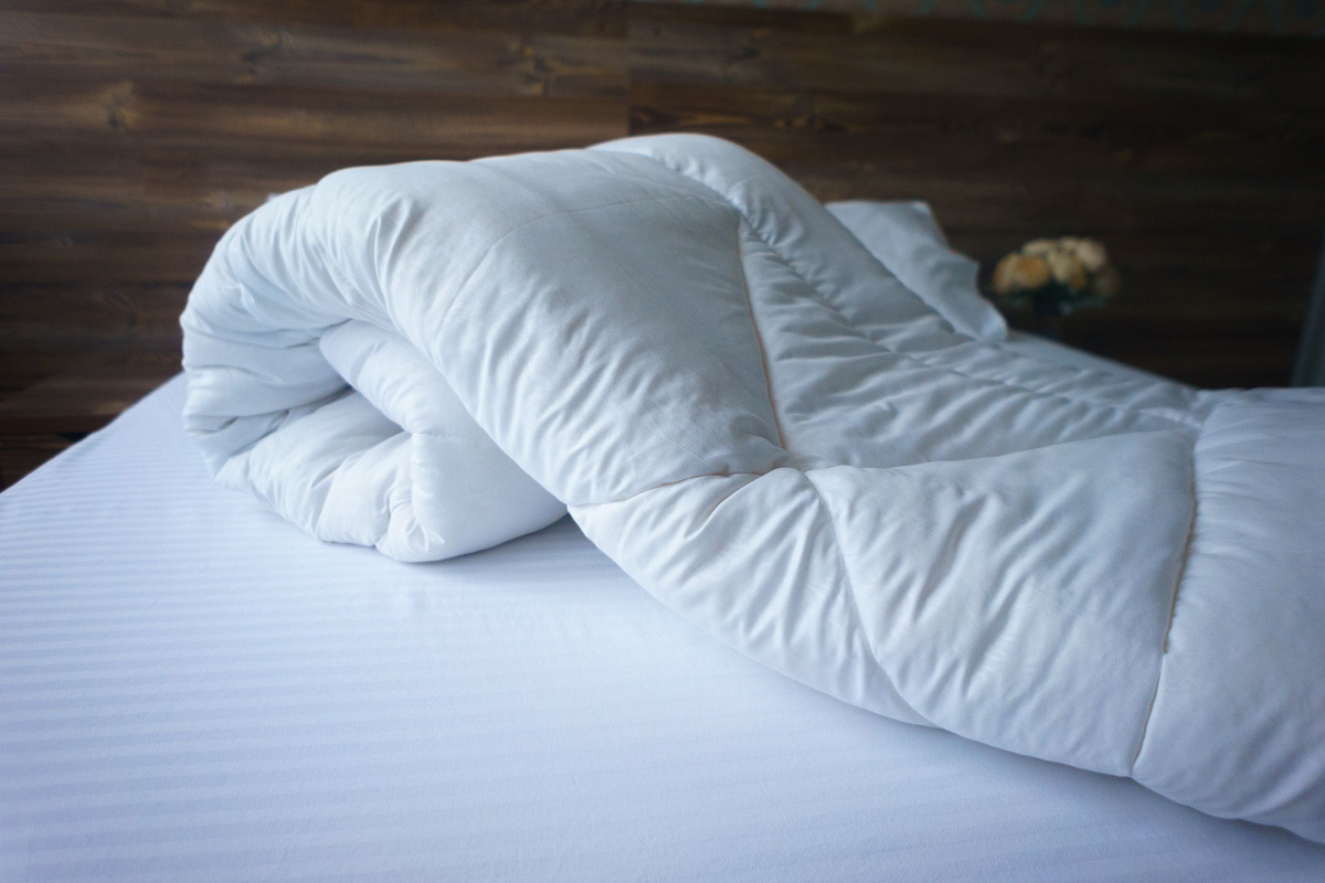 Одеяло 2 спальное, теплое, идеально подходит для комфортного сна, оно всесезонное, пышное, но легкое, идеально создает атмосферу уюта в вашей спальне. Одеяло отлично подойдёт как подарок на 23 февраля, на 8 марта, так и как подарок по любому поводу. 