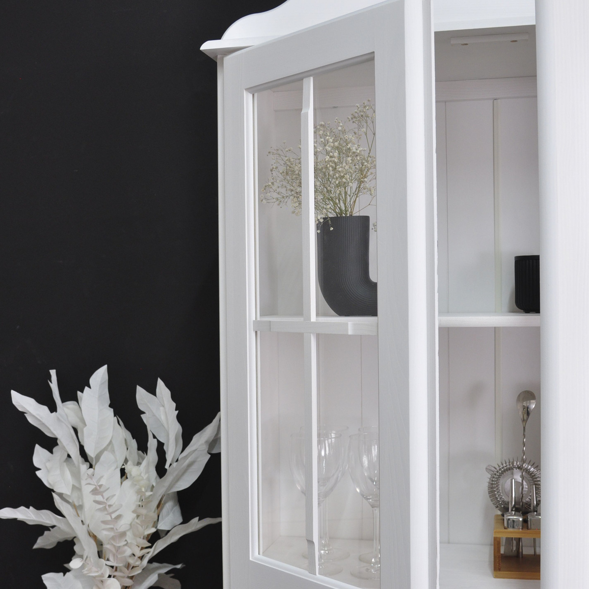 Шкаф в классическом стиле - это не только практическое решение, но и эстетическое. Белый цвет шкафа будет хорошо смотреться в самых различных интерьерах.