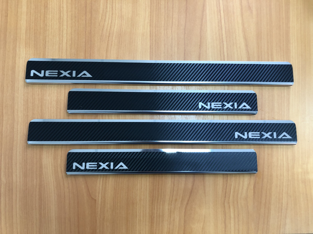 Накладки на пороги Daewoo Nexia N100 1996-; N150 2008-н.в. нерж.сталь + КАРБОН комплект 4 шт.  #1