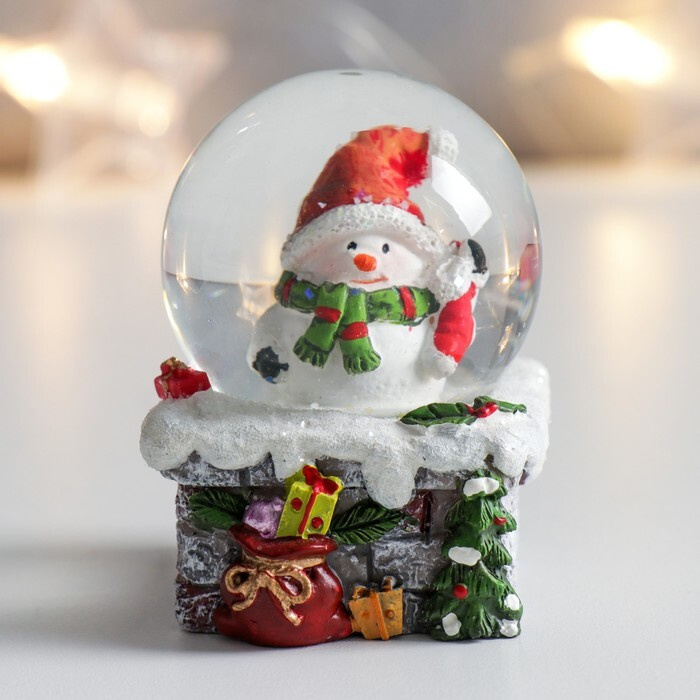 Стеклянный новогодний снежный шар "Снеговичок на трубе с подарками" 4,5х4,5х6,5 см  #1