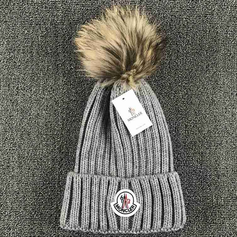 Шапка moncler. Шапка монклер. Шапка Moncler Rabbit. Шапка монклер двухцветная. Монклер шапка зеленая.