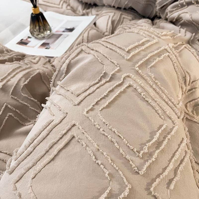 Бренд Alanna представляет шикарную коллекцию постельного белья, выполненного из хлопкового сатина с вышивкой плюмети в которую невозможно не влюбиться.