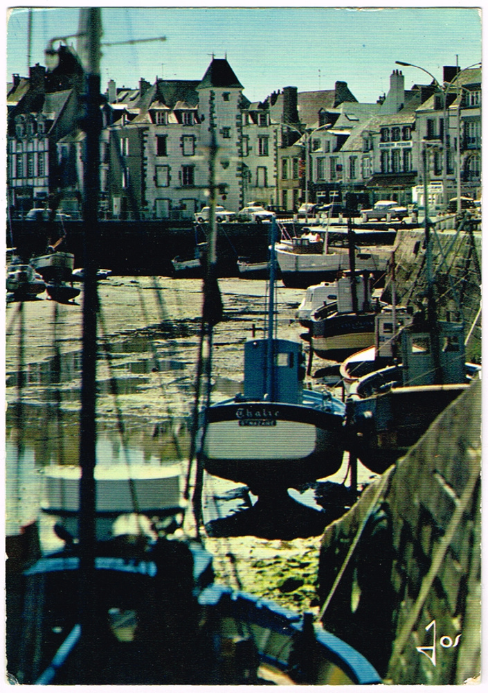 Бретань в цвете. Ле Круазик. Отлив в рыболовном порту. Почтовая карточка (открытка). Франция, 1977 год #1
