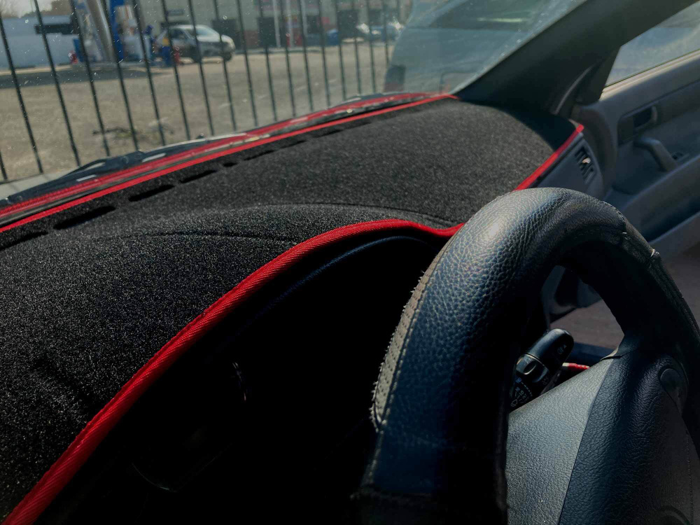 Накидка на панель Chevrolet Lacetti/Daewoo Gentra(красный кант,нескользящая основа)  #1