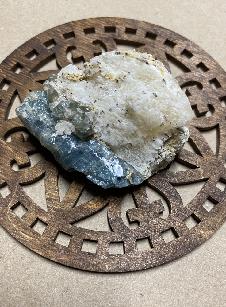 Натуральный камень Апатит на кальците / Оберег / Минерал  #1