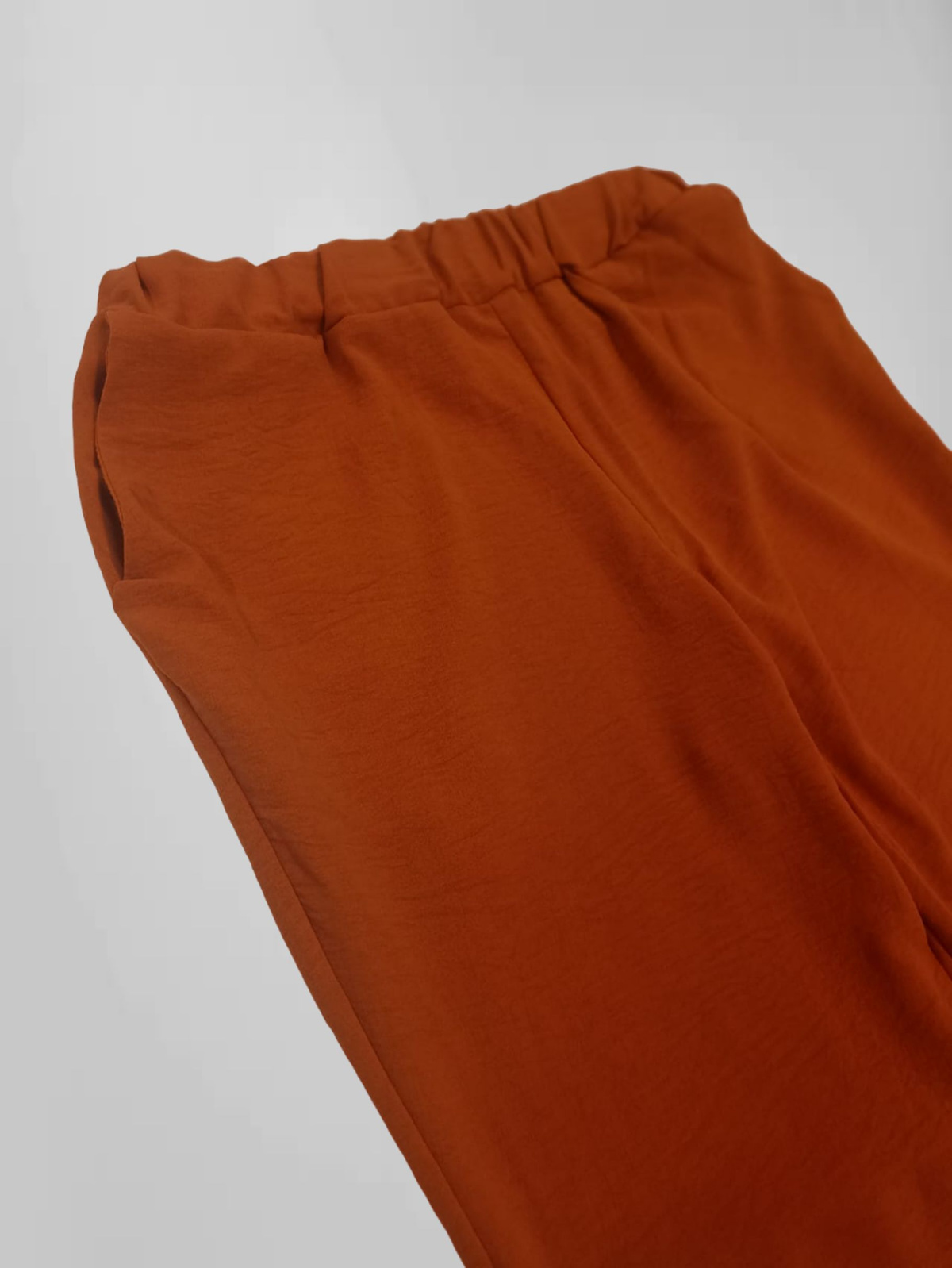 В пояс брюк вшита широкая резинка, обеспечивающая удобную посадку. По бокам брюк сделаны рабочие карманы.