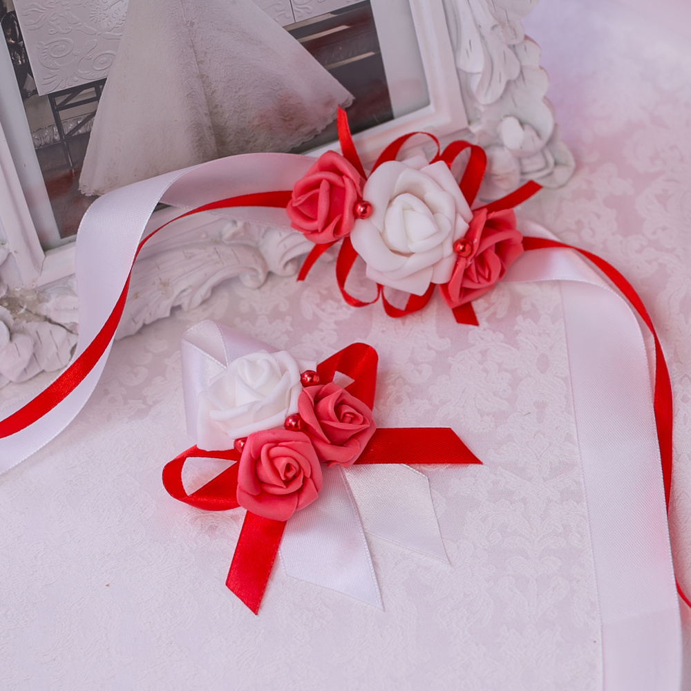 Набор из браслета и бутоньерки для жениха и невесты с латексными розами белого и красного оттенков, атласными #1