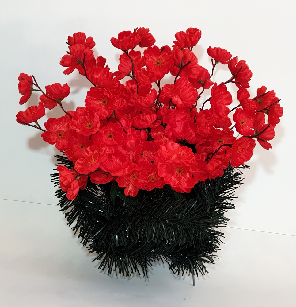 Корзина ритуальная из искусственных цветов "Сакура красная" / Цветы искусственные для кладбища / Венок #1