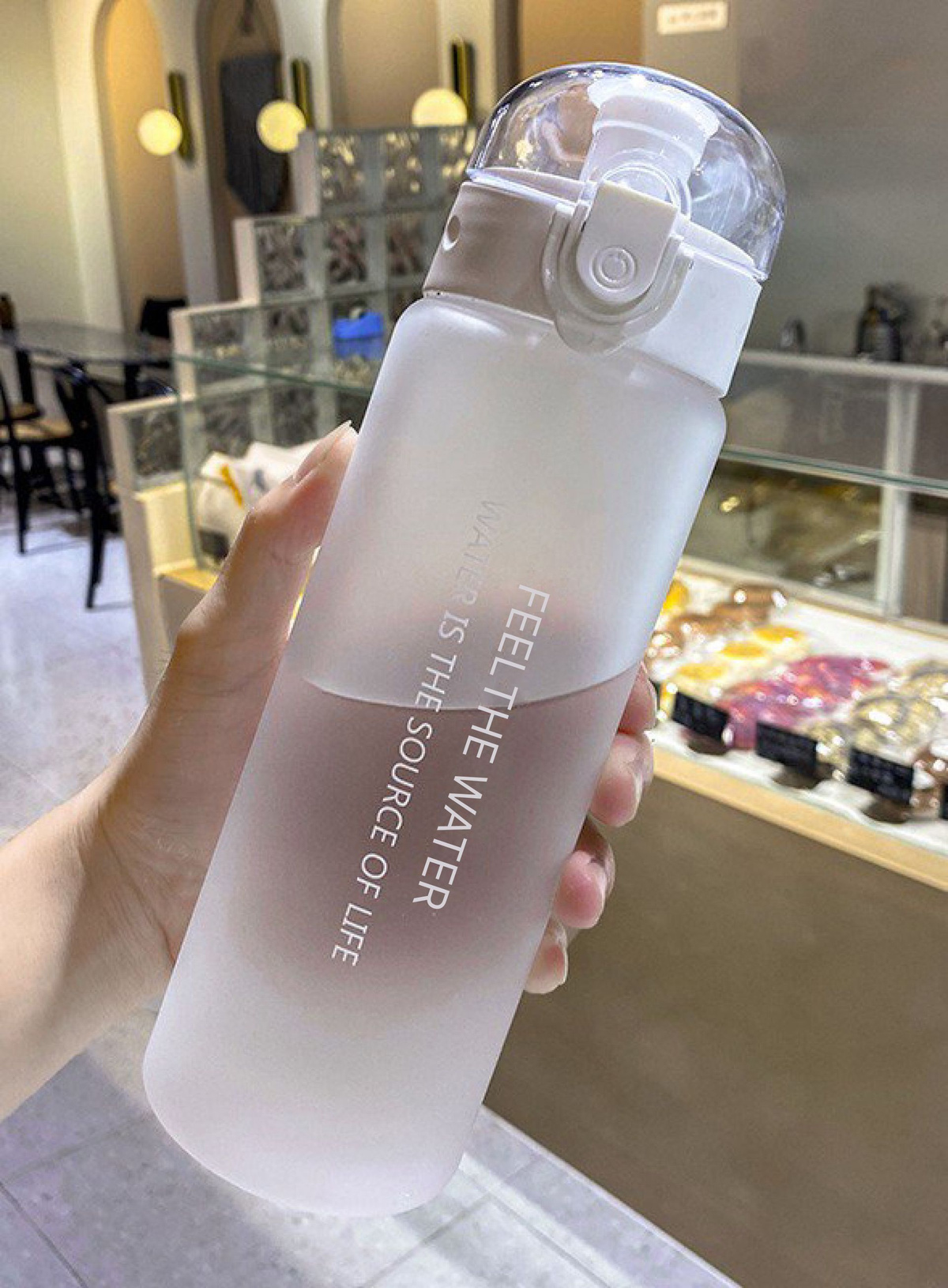     Пластиковая бутылка объемом 0,78 литра. Остановив свой выбор на этой модели, Вы приобретете эстетичную, надежную, удобную и качественную бутылку для воды, особенно если Вы активный человек и любите заниматься спортом. 