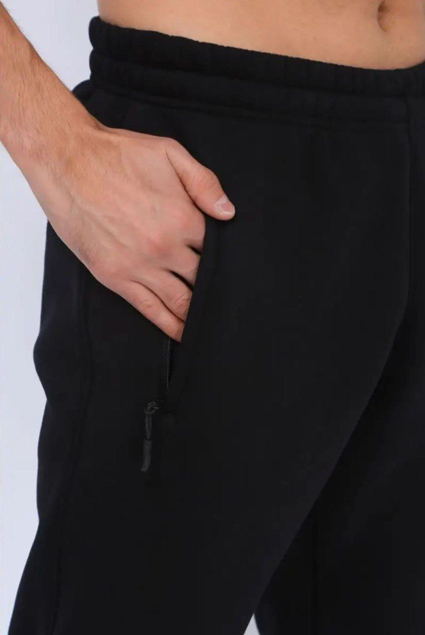Стильные спортивные брюки с боковыми прорезными карманами, которые застегиваются на молнию. 