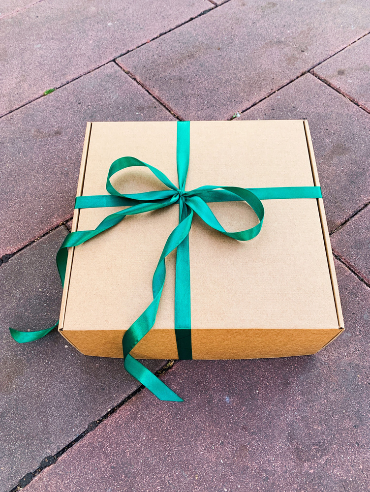 Комплект 2 штуки - Подарочная коробка с наполнителем КРАФТ и зеленой лентой (37x37x14 см)  #1