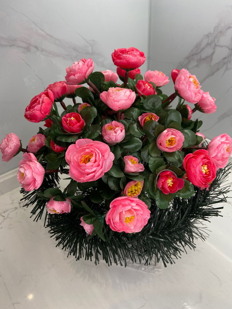 Корзина ритуальная из искусcтвенных цветов "Камелия розовая и фуксия" средняя/ Цветы искусственные для #1