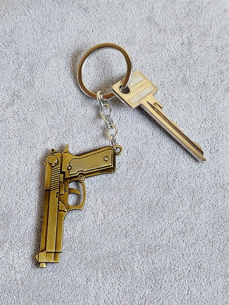 Брелок-талисман на ключи (кольцо-карабин) на сумку (рюкзак), защитный амулет в подарок Пистолет  #1