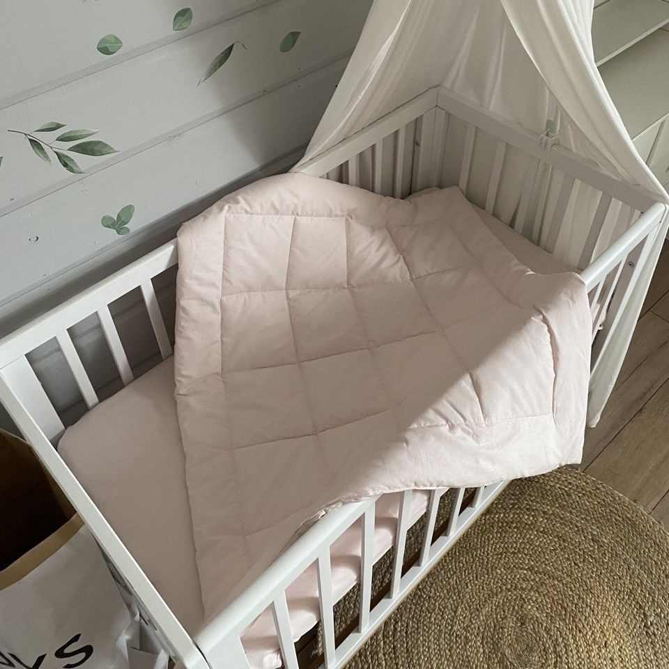 Одеяло стеганое в кроватку для новорожденного MamiBro, размер 90х110 см, 100% хлопок, бледно розовый #1
