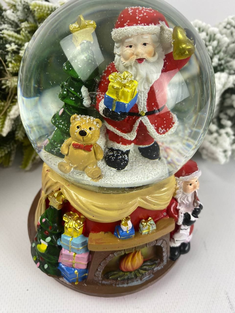Новогодний сувенир 8845- Стеклянный шар "Дед Мороз с колокольчиком, подарками и мишкой у ёлки", музыкальный #1