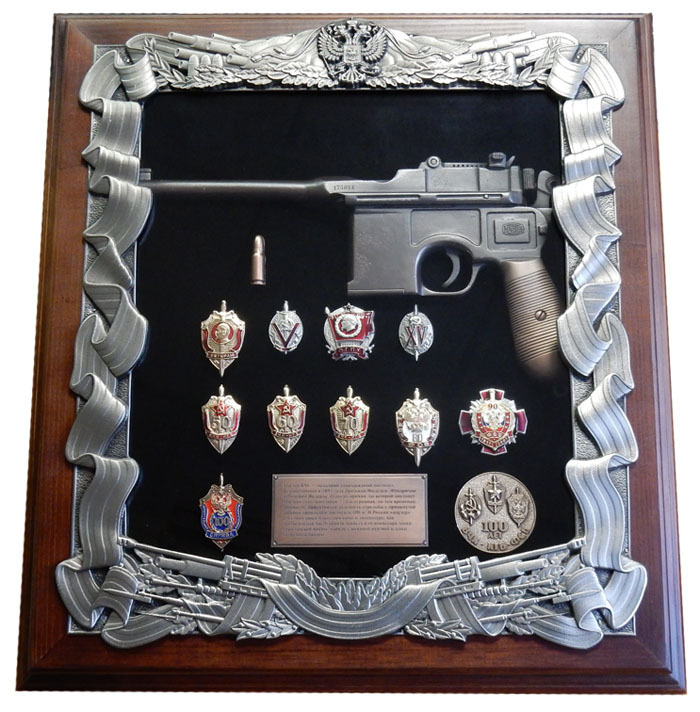 Панно с пистолетом Маузер и знаками ФСБ #1