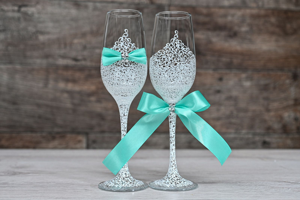 Свадебные бокалы для жениха и невесты "Горько" с белоснежной росписью и бантом мятного цвета  #1