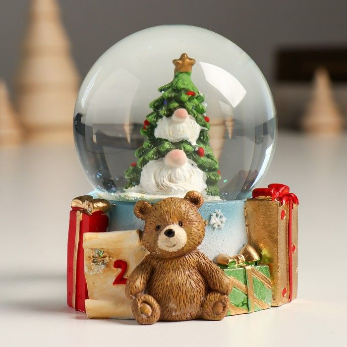 Стеклянный новогодний снежный шар "Ёлка с гномами" 7х8х9 см  #1