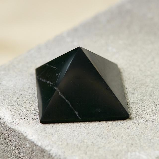 Шунгитовая пирамида 5 см