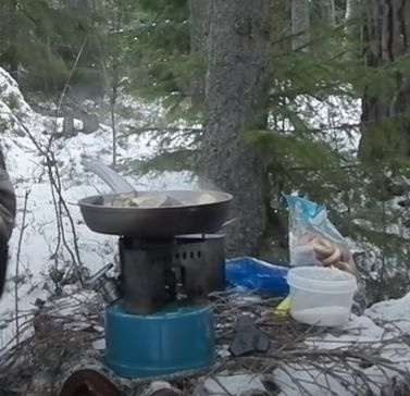 Применение примуса Дастан в лесу для приготовления пищи