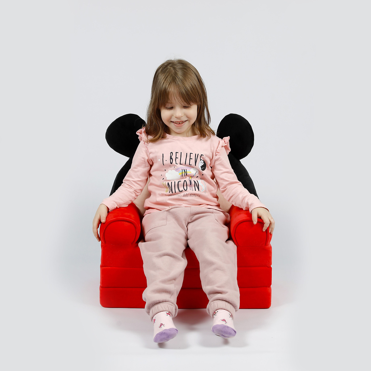 Раскладное кресло для детей не имеет острых углов, изготовлен из гипоаллергенных материалов.