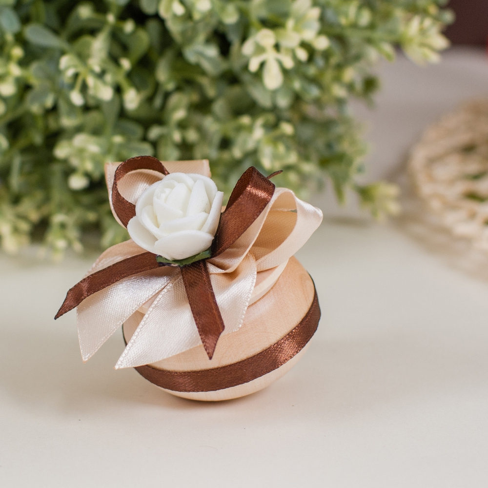 Деревянная солонка "Карамель" для хлебосольной встречи молодоженов, с кремовыми и шоколадными атласными #1