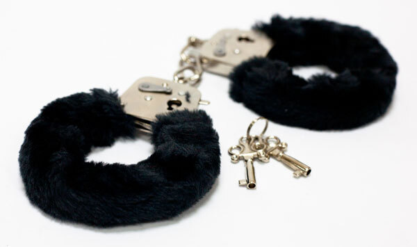 Меховые черные наручники с ключами #1