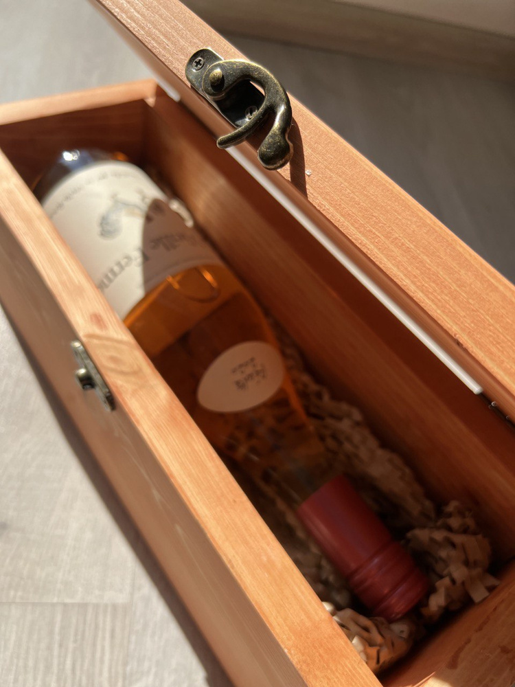Подарочная деревянная коробка-футляр (ящик, шкатулка, упаковка) из массива сосны с замком для бутылки #1