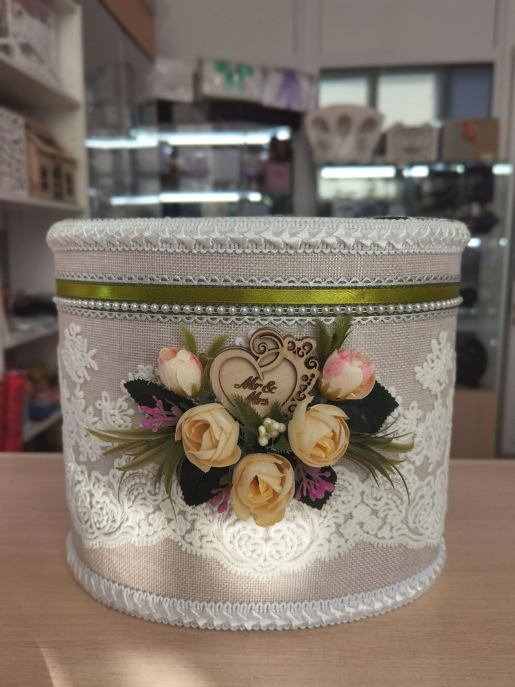 Круглая коробка для денежных подарков "Цветы" ручной работы с кружевным декором, брошью и прорезью для #1