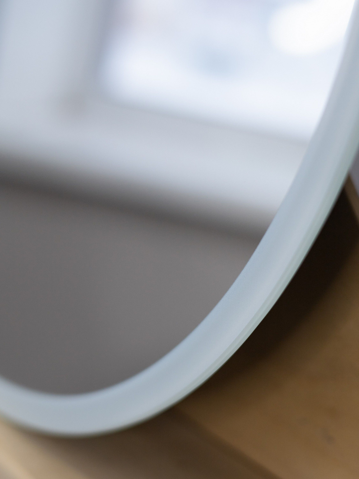 Окантовка методом УФ 3Д печати, визуально выделяет белую рамку на зеркале. Рамка не смотрится массивно по сравнению с дополнительно наклеенными материалами (рама). Крепления входят в комплект, установка простая.