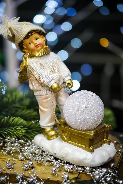 Рождественская декорация (Мальчик с шаром 20 см.) #1
