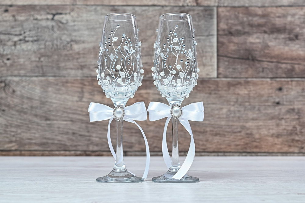 Свадебные бокалы для жениха и невесты "Бесконечная нежность" белого цвета  #1