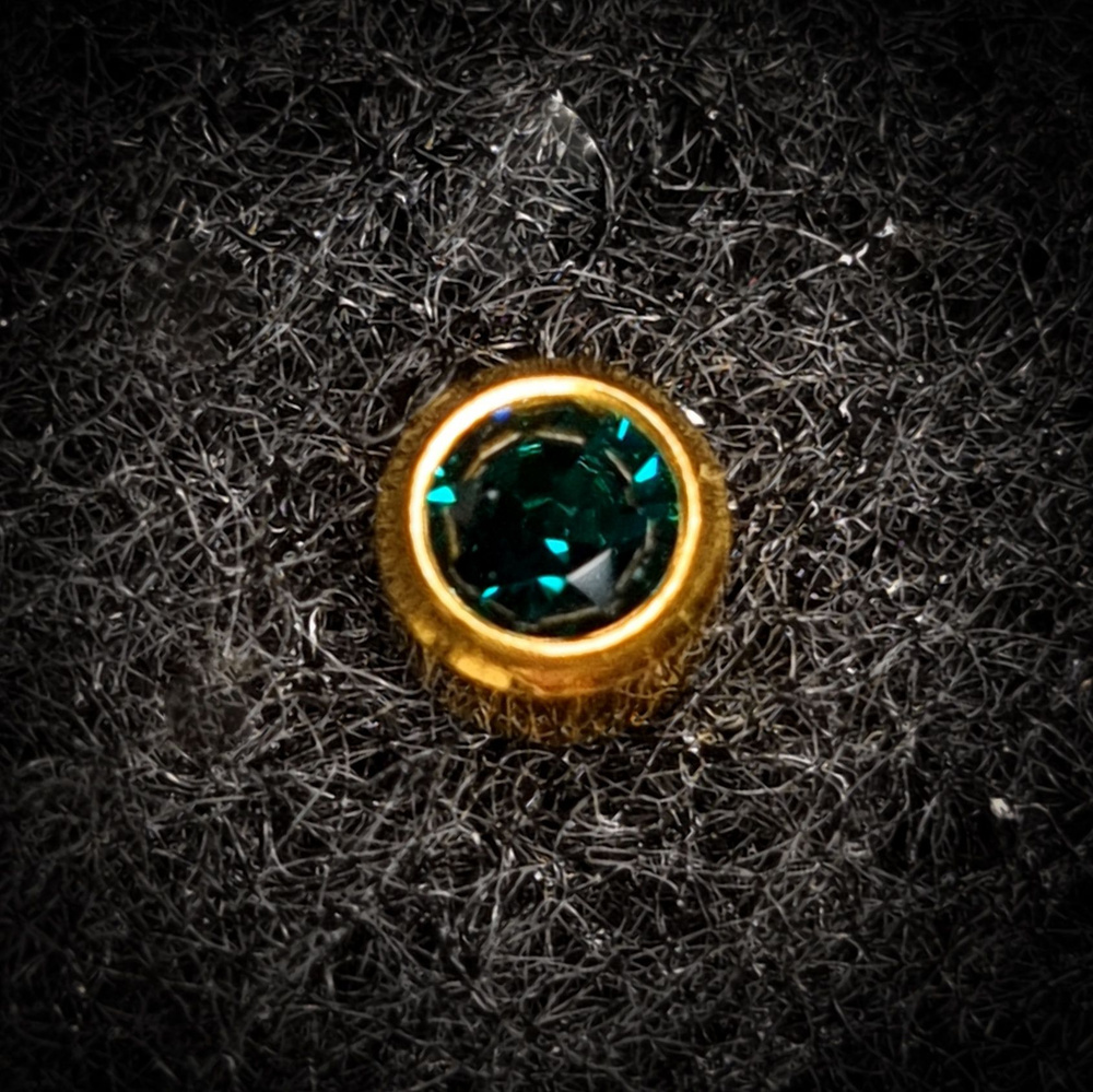 Серьги/Пусеты Caflon камень Изумруд завальцованный в золоте размер R - средний (4 мм)  #1