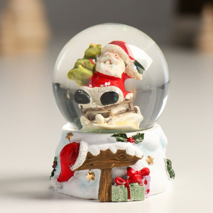 Стеклянный новогодний снежный шар "Дедушка Мороз с ёлочкой с горы" 4,5х4,5х6,5 см  #1
