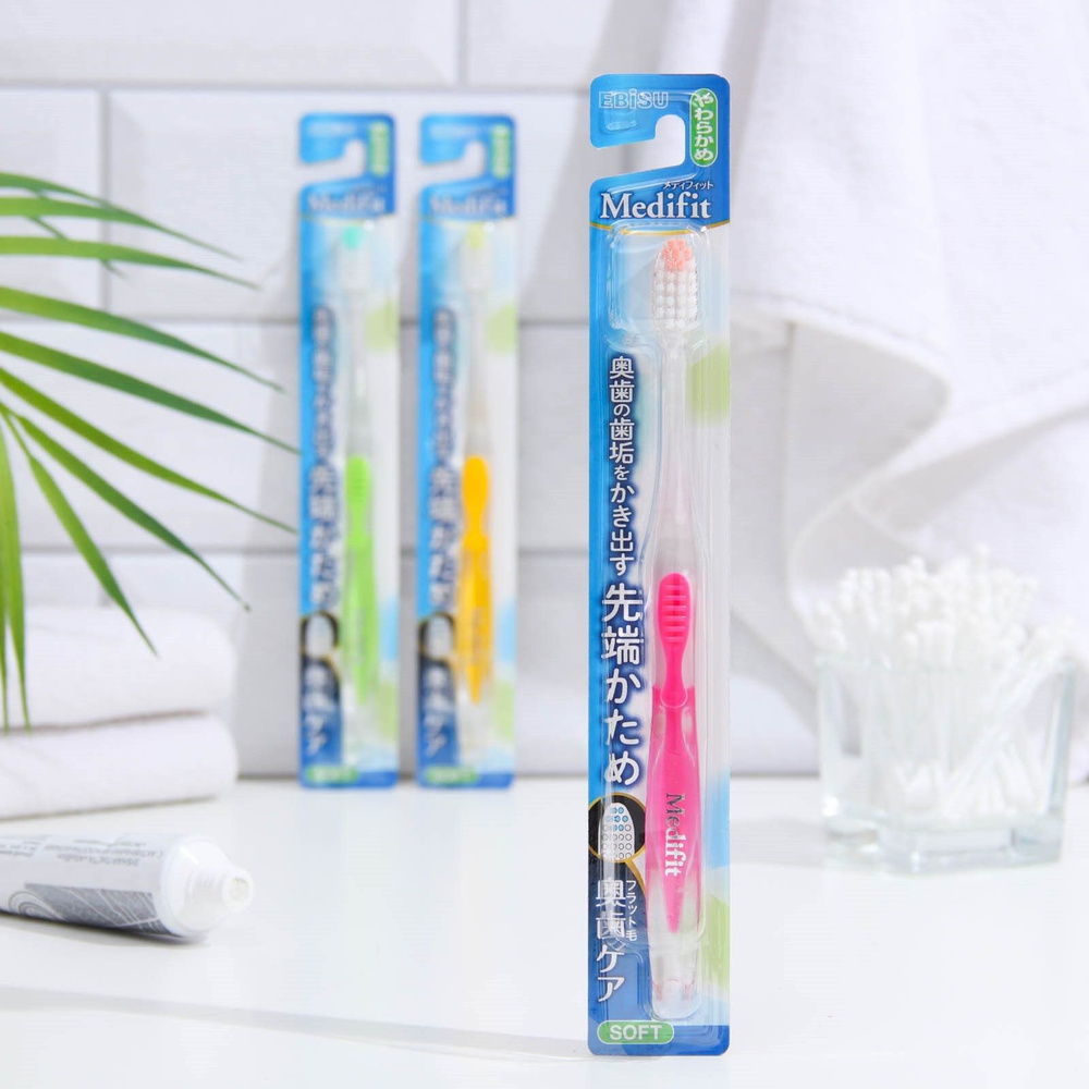 Японская Зубная щетка жесткая с зоной для очищения дальних зубов, прямым срезом ворса и прозрачной прорезиненной #1