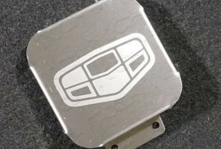 Заглушка на фаркоп под квадрат 50x50 с логотипом Geely, (нерж.сталь) TCUZGEEL1  #1
