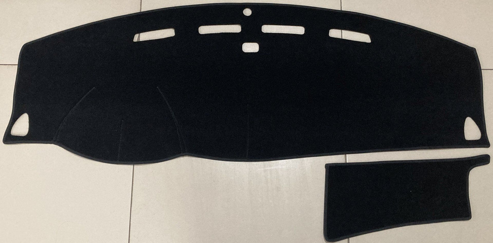 Накидка на панель приборов Mitsubishi Outlander XL(черный кант,нескользящая основа)  #1